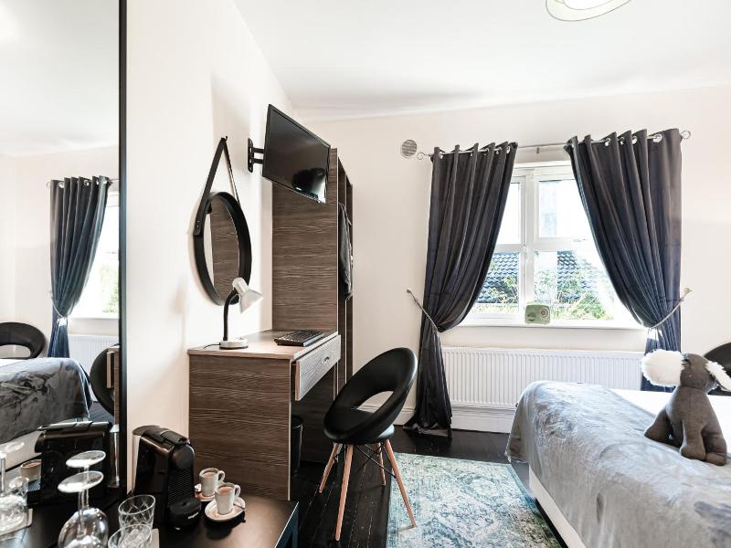 Caravogue House image
