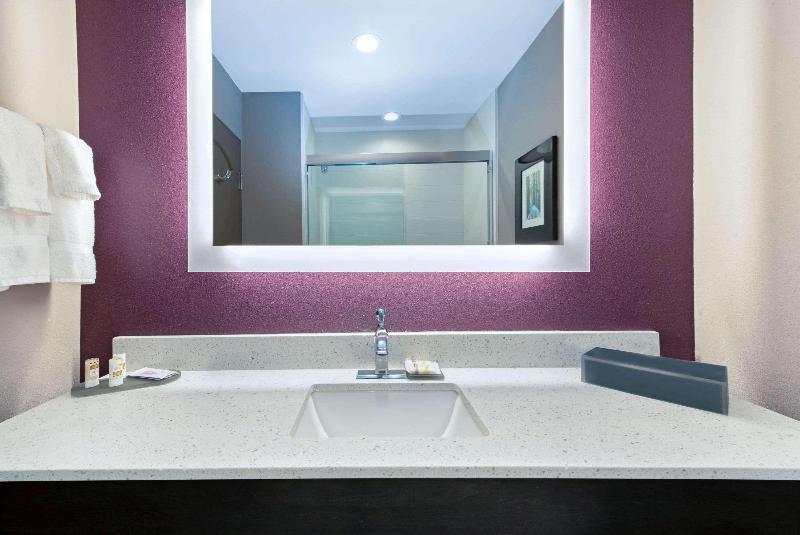 La Quinta Inn & Suites By Wyndham West Monroe image