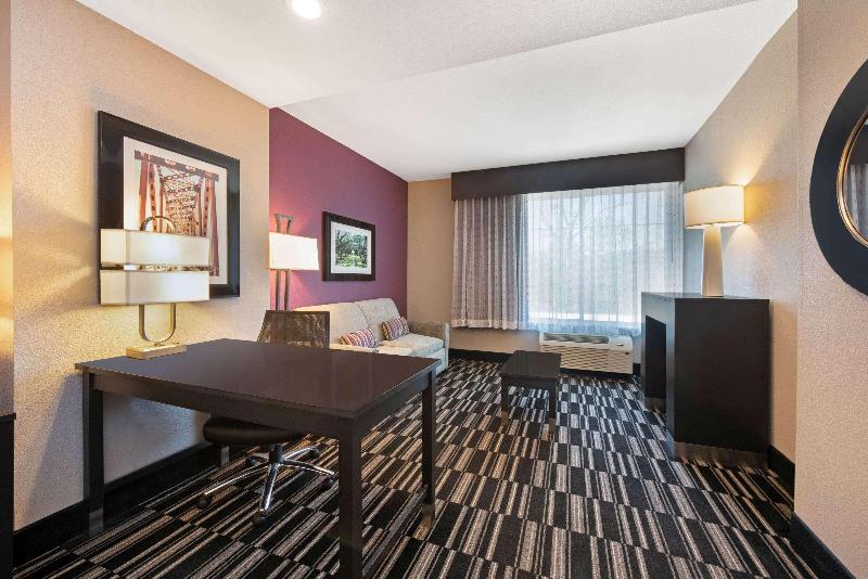 La Quinta Inn & Suites By Wyndham West Monroe image