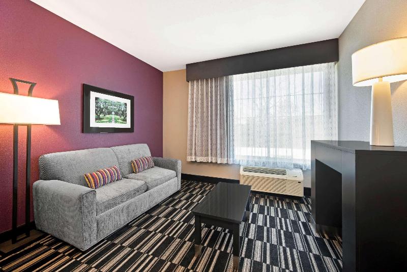 La Quinta Inn & Suites By Wyndham West Monroe image