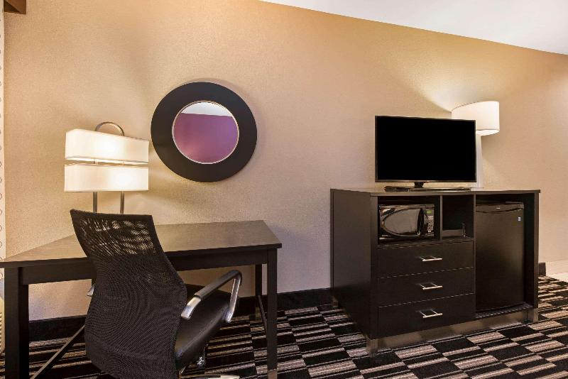 La Quinta Inn & Suites By Wyndham West Monroe image