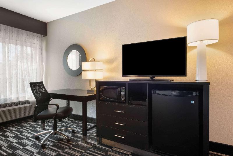 La Quinta Inn & Suites By Wyndham West Monroe image