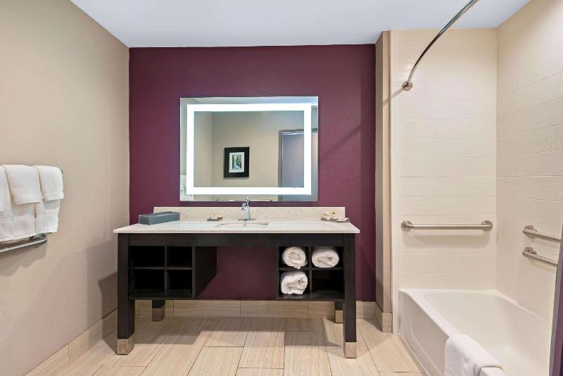 La Quinta Inn & Suites By Wyndham West Monroe image