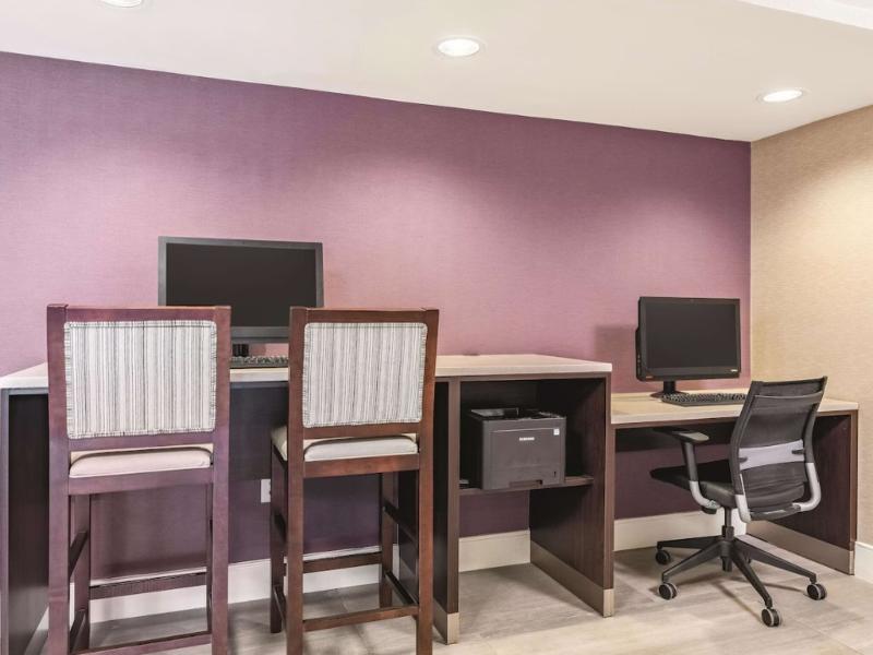 La Quinta Inn & Suites By Wyndham Salem Nh image