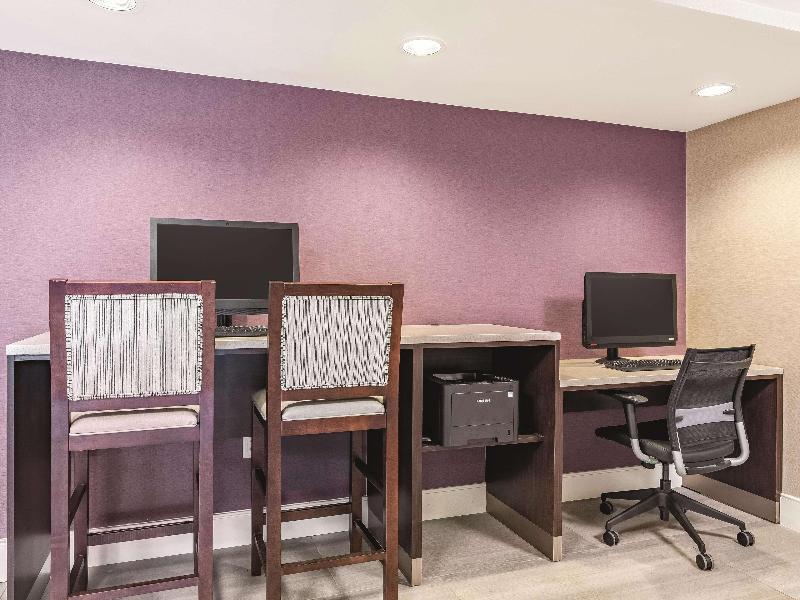 La Quinta Inn & Suites By Wyndham Salem Nh image