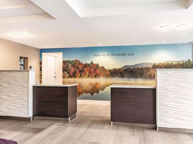La Quinta Inn & Suites By Wyndham Salem Nh image