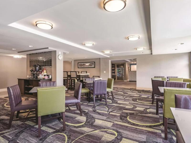 La Quinta Inn & Suites By Wyndham Salem Nh image