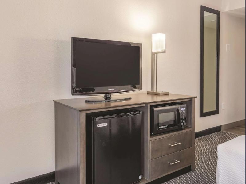 La Quinta Inn & Suites By Wyndham Salem Nh image