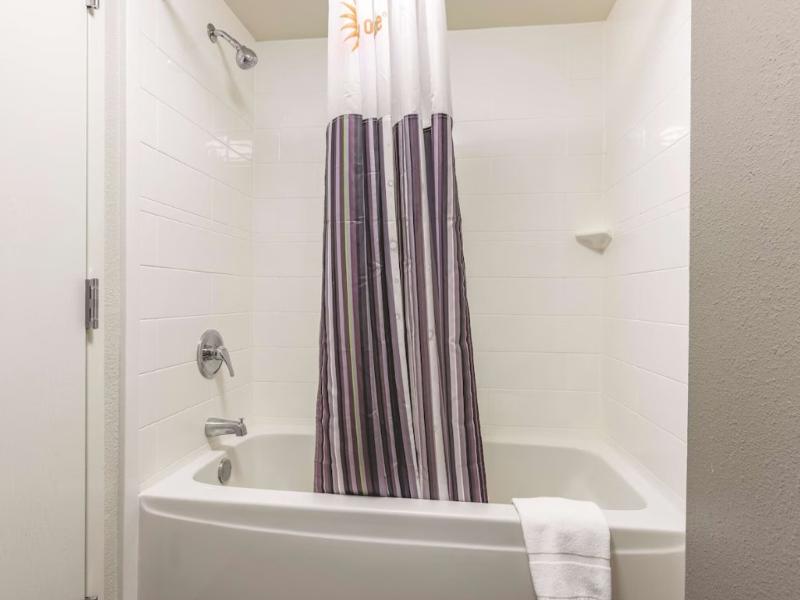 La Quinta Inn & Suites By Wyndham Salem Nh image