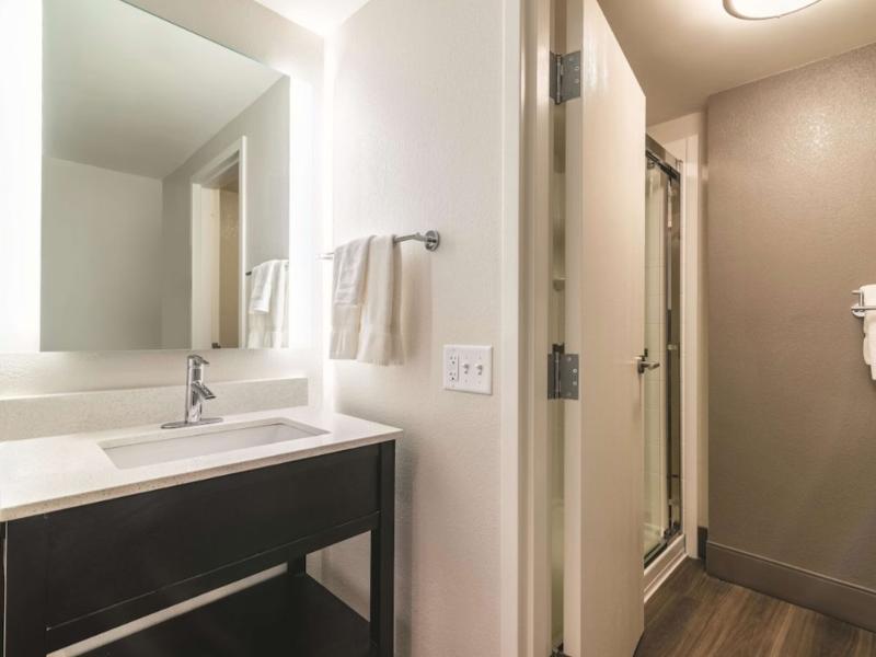La Quinta Inn & Suites By Wyndham Salem Nh image