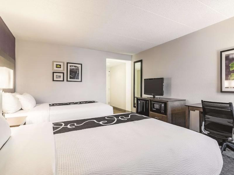 La Quinta Inn & Suites By Wyndham Salem Nh image