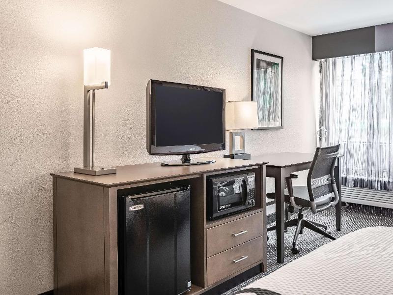 La Quinta Inn & Suites By Wyndham Salem Nh image