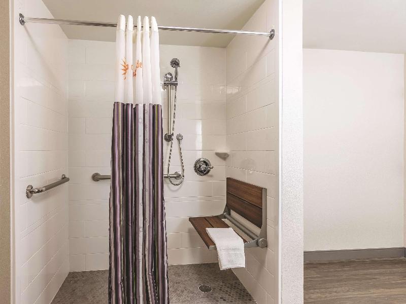 La Quinta Inn & Suites By Wyndham Salem Nh image