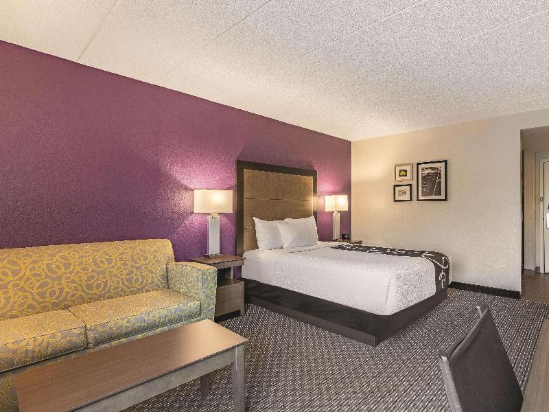 La Quinta Inn & Suites By Wyndham Salem Nh image