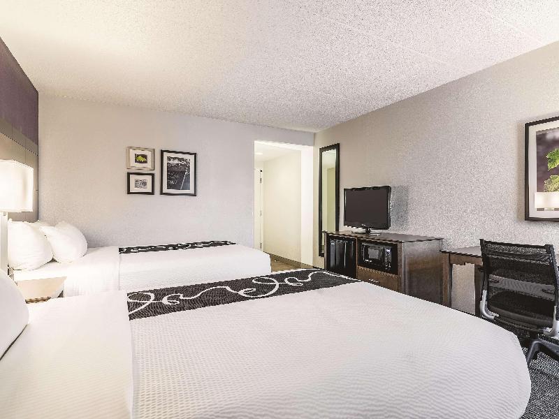 La Quinta Inn & Suites By Wyndham Salem Nh image