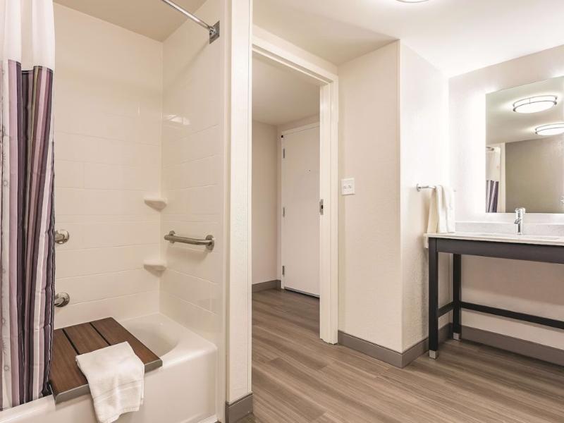 La Quinta Inn & Suites By Wyndham Salem Nh image