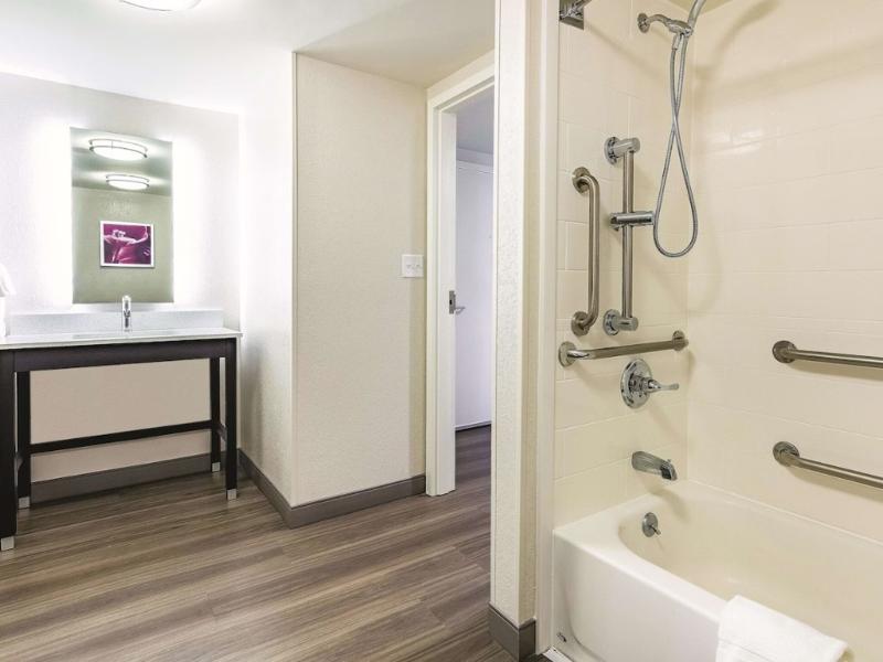 La Quinta Inn & Suites By Wyndham Salem Nh image