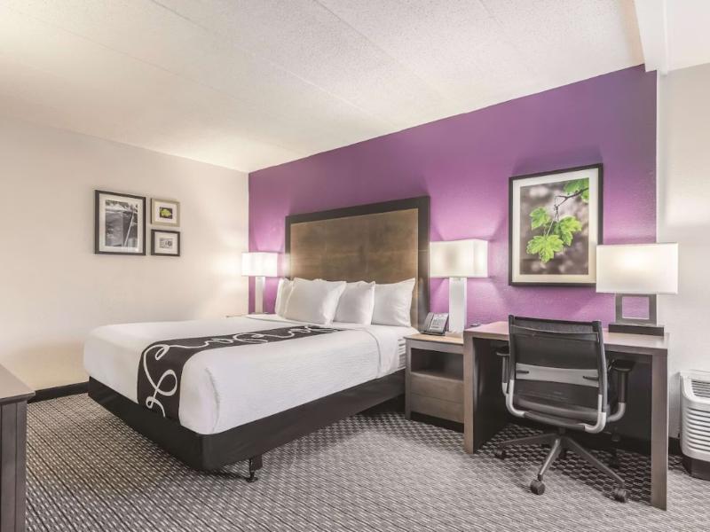 La Quinta Inn & Suites By Wyndham Salem Nh image