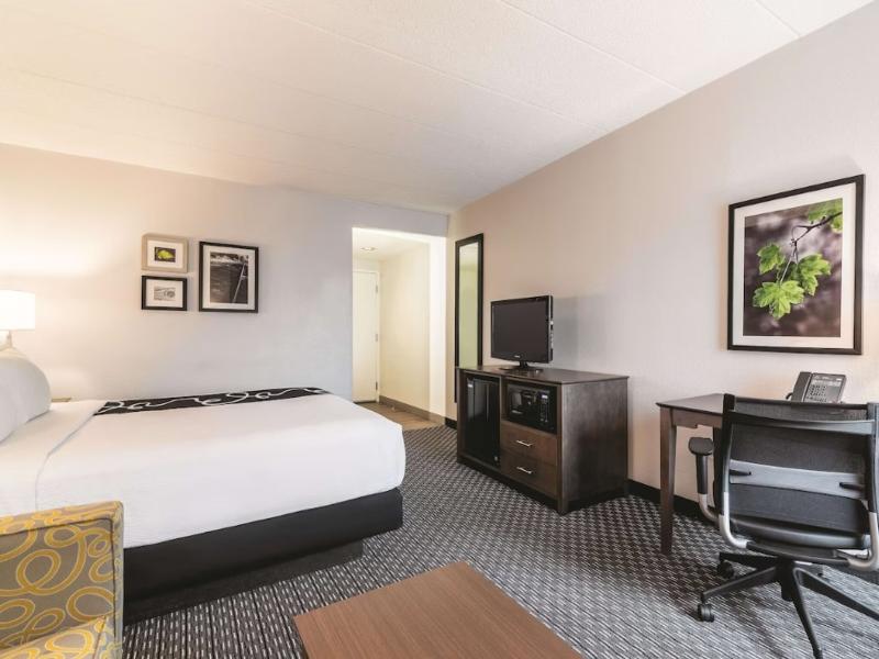La Quinta Inn & Suites By Wyndham Salem Nh image