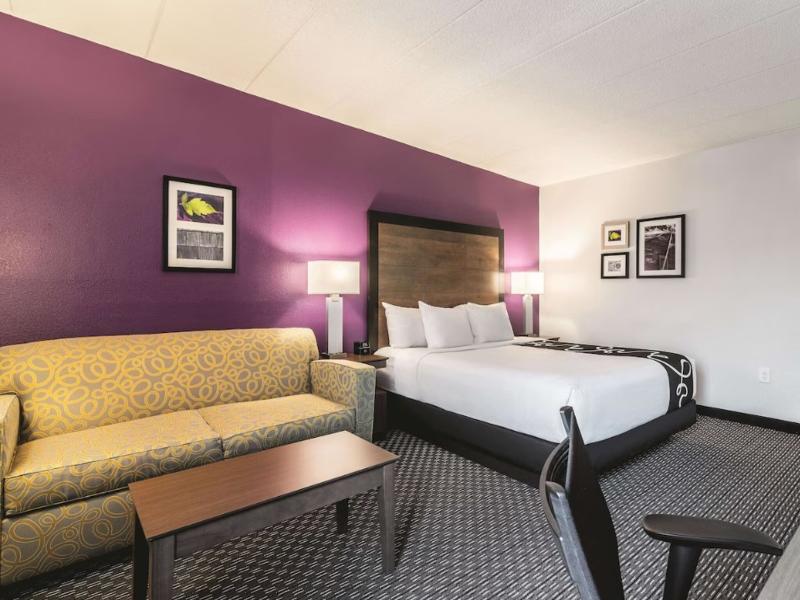 La Quinta Inn & Suites By Wyndham Salem Nh image