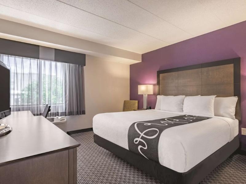 La Quinta Inn & Suites By Wyndham Salem Nh image