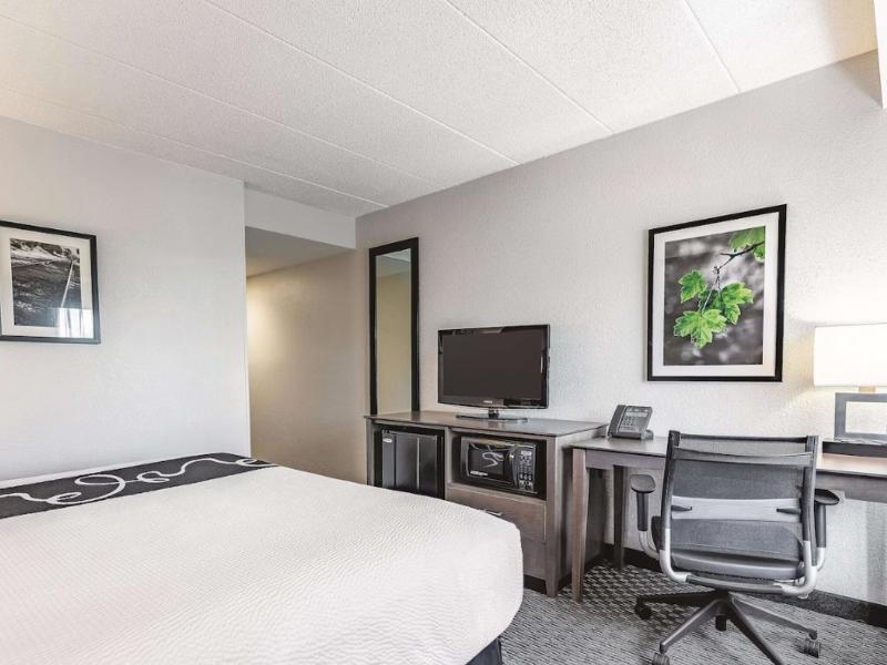 La Quinta Inn & Suites By Wyndham Salem Nh image