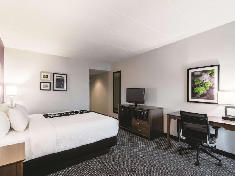 La Quinta Inn & Suites By Wyndham Salem Nh image