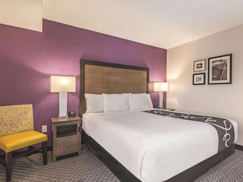 La Quinta Inn & Suites By Wyndham Salem Nh image