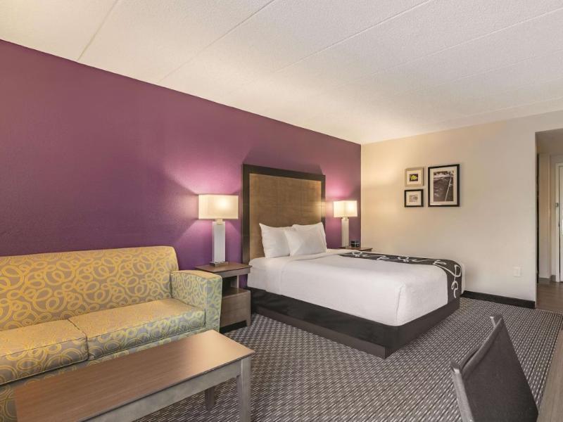 La Quinta Inn & Suites By Wyndham Salem Nh image