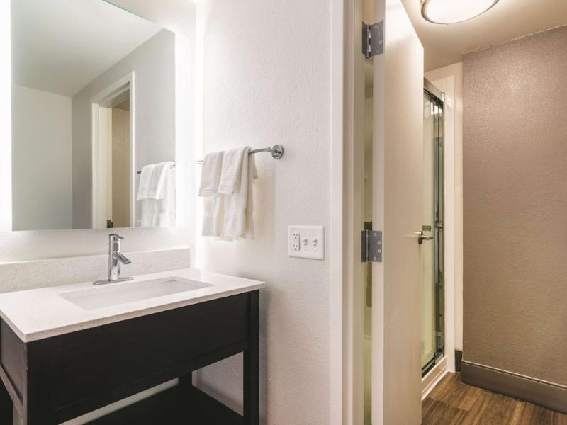 La Quinta Inn & Suites By Wyndham Salem Nh image