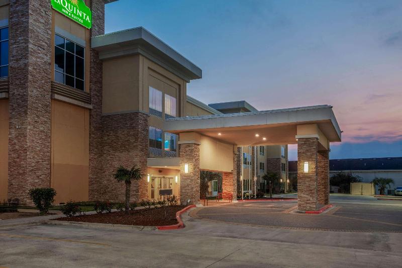 La Quinta Inn & Suites By Wyndham Beeville image