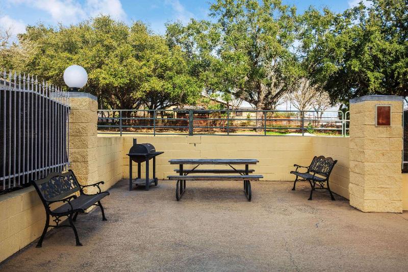 La Quinta Inn & Suites By Wyndham Beeville image