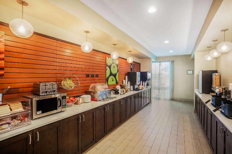 La Quinta Inn & Suites By Wyndham Beeville image
