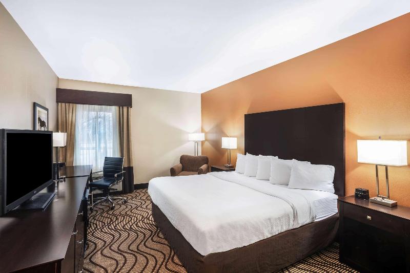 La Quinta Inn & Suites By Wyndham Beeville image