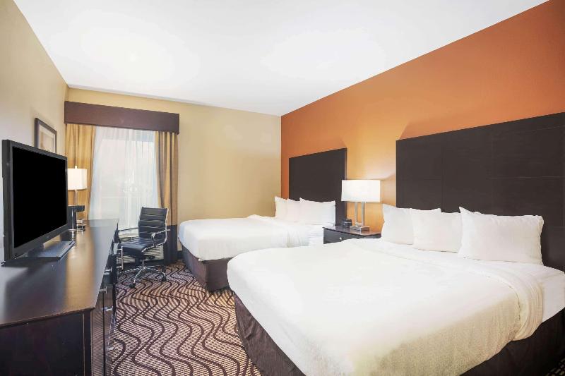 La Quinta Inn & Suites By Wyndham Beeville image
