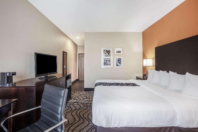 La Quinta Inn & Suites By Wyndham Beeville image