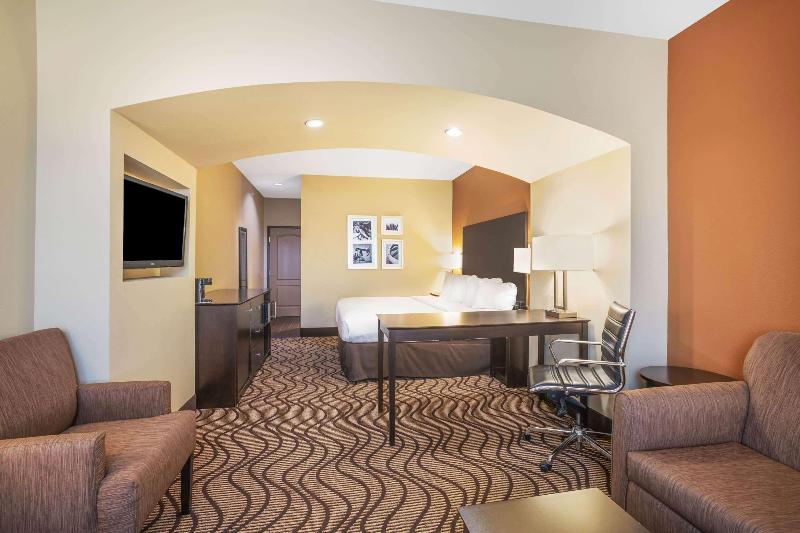 La Quinta Inn & Suites By Wyndham Beeville image