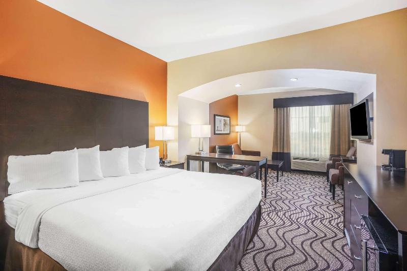 La Quinta Inn & Suites By Wyndham Beeville image