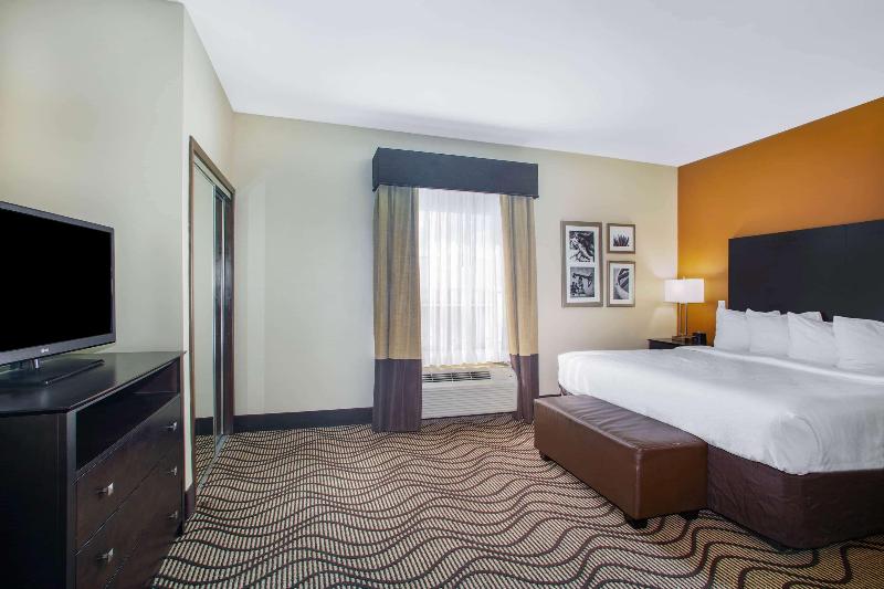 La Quinta Inn & Suites By Wyndham Beeville image