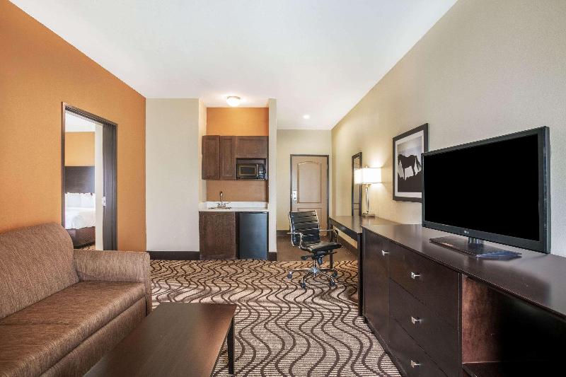 La Quinta Inn & Suites By Wyndham Beeville image