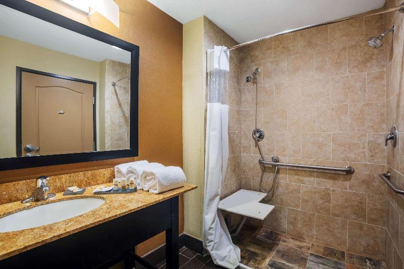 La Quinta Inn & Suites By Wyndham Beeville image