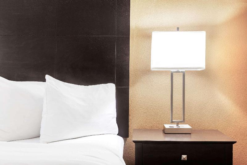 La Quinta Inn & Suites By Wyndham Beeville image