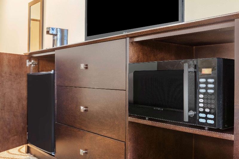 La Quinta Inn & Suites By Wyndham Beeville image