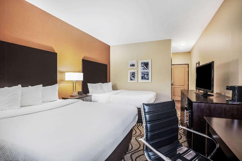 La Quinta Inn & Suites By Wyndham Beeville image