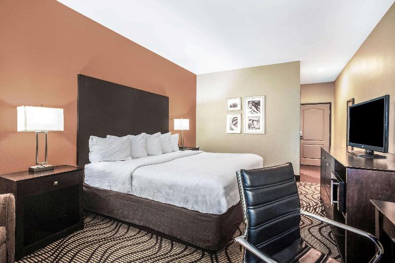 La Quinta Inn & Suites By Wyndham Beeville image