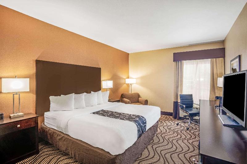 La Quinta Inn & Suites By Wyndham Beeville image