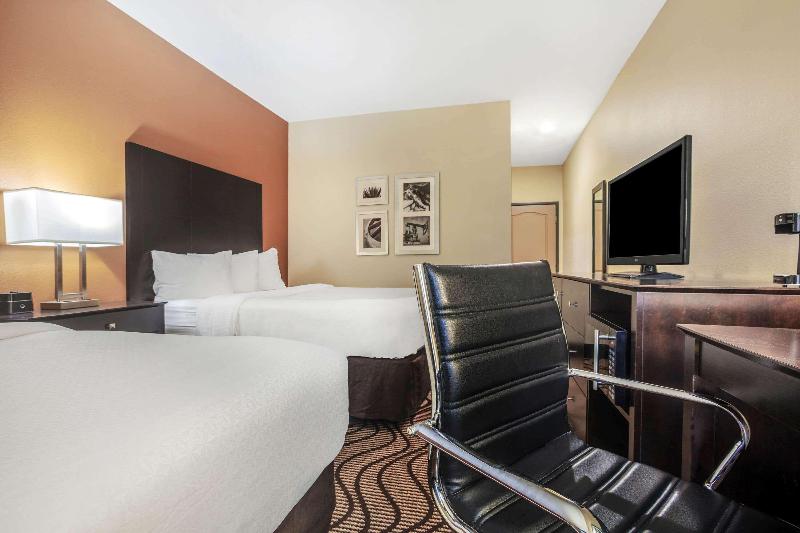 La Quinta Inn & Suites By Wyndham Beeville image