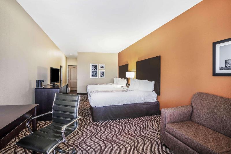 La Quinta Inn & Suites By Wyndham Beeville image
