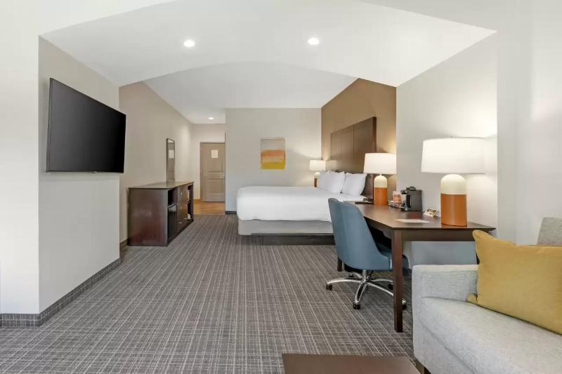 Comfort Inn & Suites Verona At Turning Stone Resor image