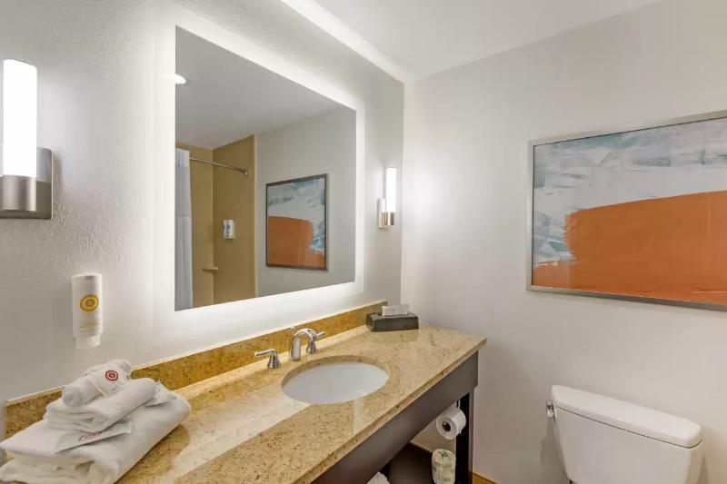 Comfort Inn & Suites Verona At Turning Stone Resor image